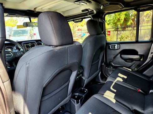 Used 2022 Jeep Gladiator Sport image 18