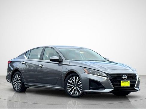 Used 2023 Nissan Altima 2.5 SV image 2