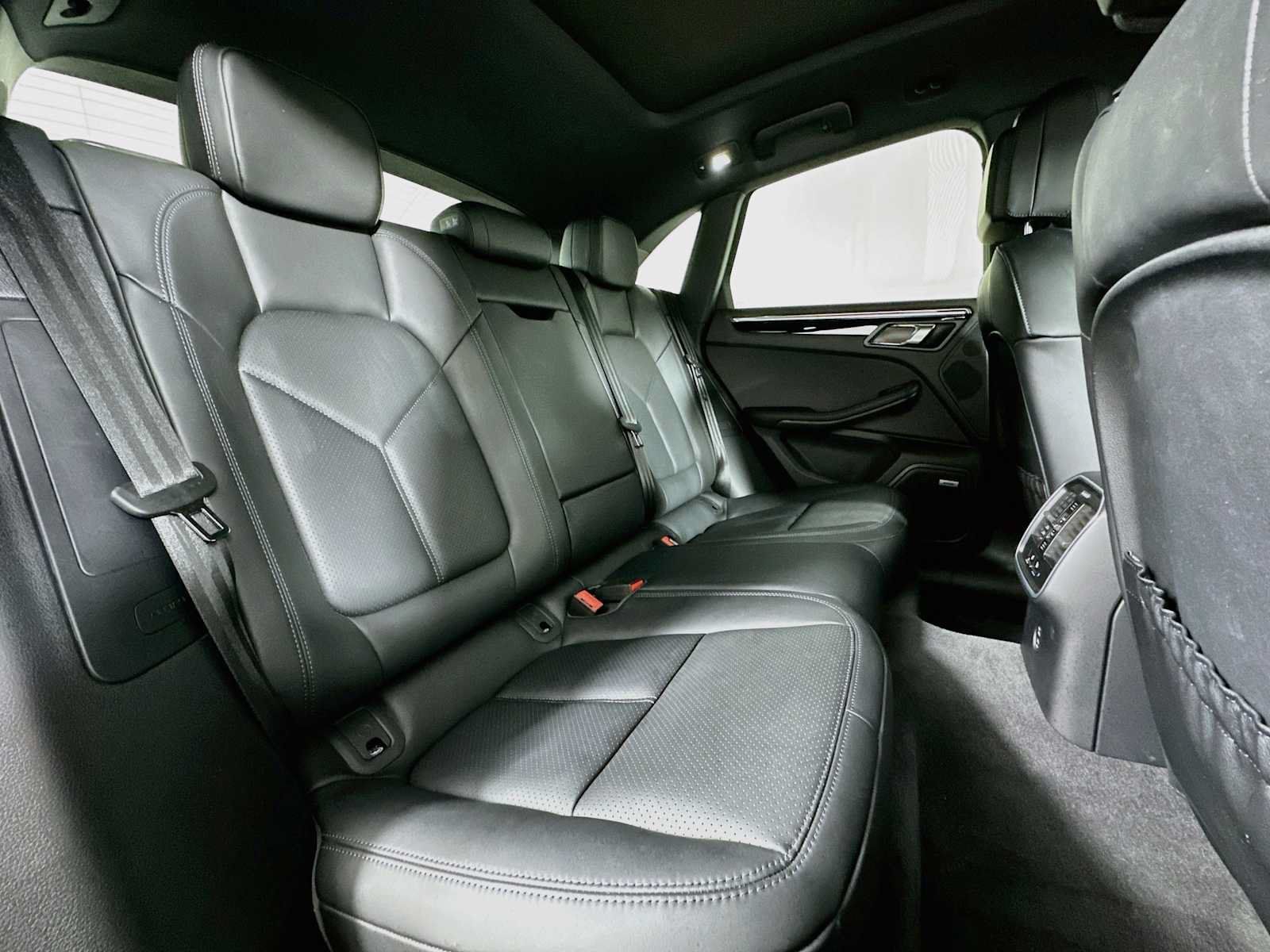 Certified 2026 Porsche Macan AWD/4WD image 28