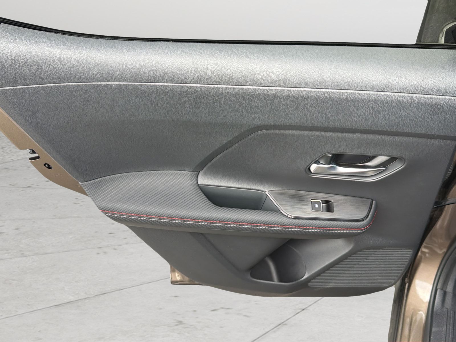 Certified 2025 Nissan Kicks SR FWD image 34