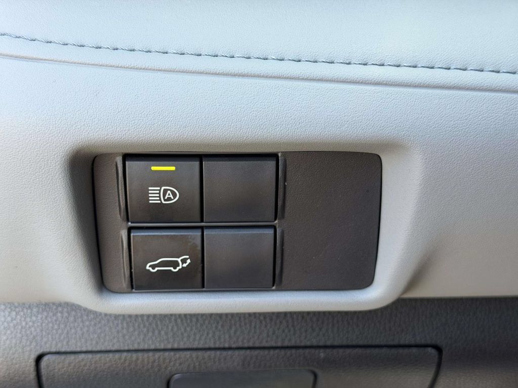 Used 2023 Toyota Highlander XLE AWD/4WD image 22