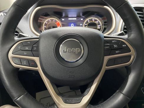 Used 2017 Jeep Cherokee Limited image 13