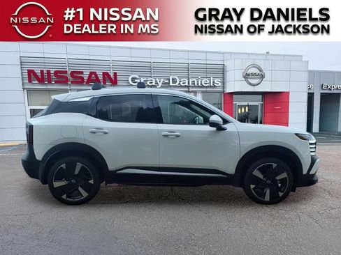 Certified 2025 Nissan Kicks SR AWD/4WD image 2