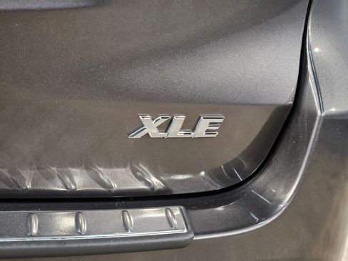Used 2019 Toyota Highlander XLE FWD image 41