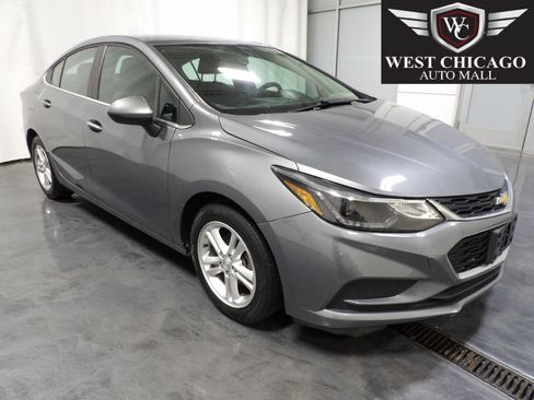 Used 2018 Chevrolet Cruze LT FWD image 1
