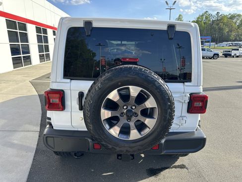 Used 2018 Jeep Wrangler Unlimited Sahara w/ Cold Weather Group AWD/4WD image 7