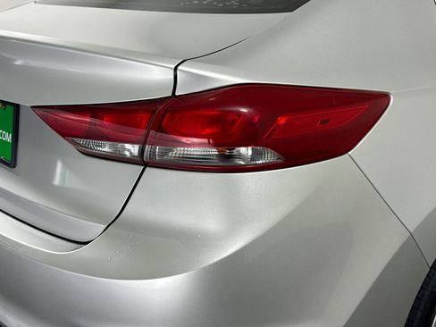Used 2018 Hyundai Elantra SE image 32