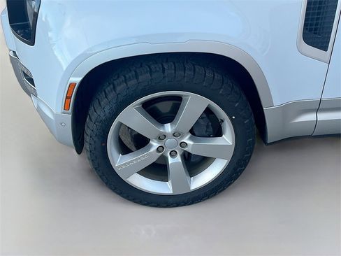 Used 2023 Land Rover Defender 130 SE image 34