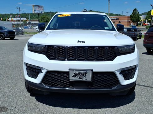 Used 2023 Jeep Grand Cherokee Limited w/ Black Appearance Package AWD/4WD image 9