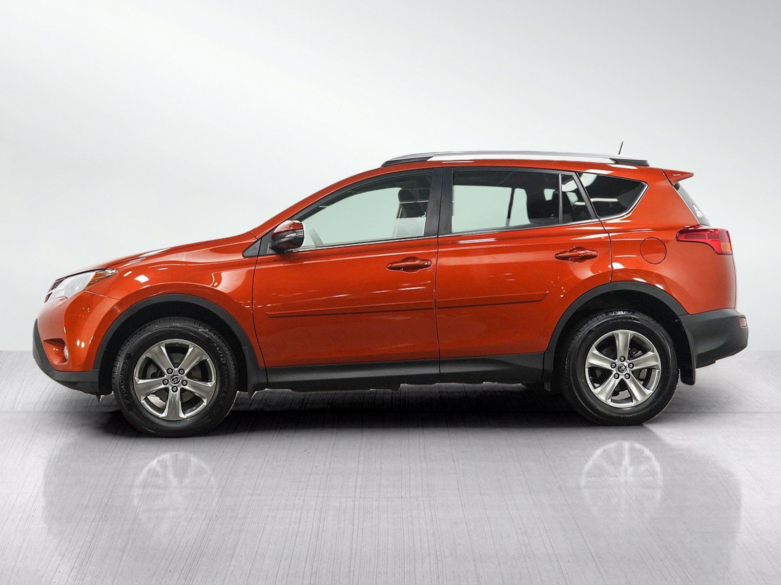 Used 2015 Toyota RAV4 XLE AWD/4WD image 2