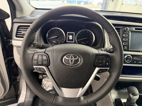 Used 2017 Toyota Highlander Limited image 17