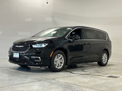 New 2025 Chrysler Pacifica Select