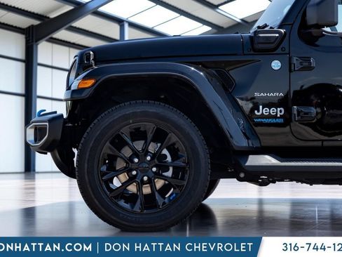 Used 2022 Jeep Wrangler Unlimited Sahara w/ Cold Weather Group AWD/4WD image 29