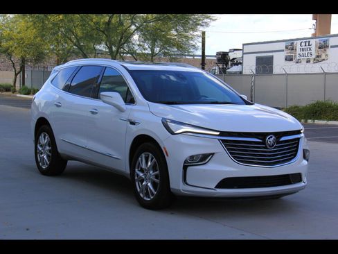 Used 2024 Buick Enclave Essence image 1