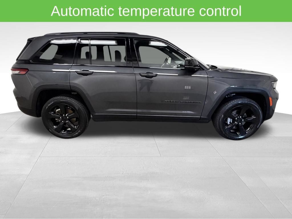 Used 2022 Jeep Grand Cherokee Altitude AWD/4WD image 11