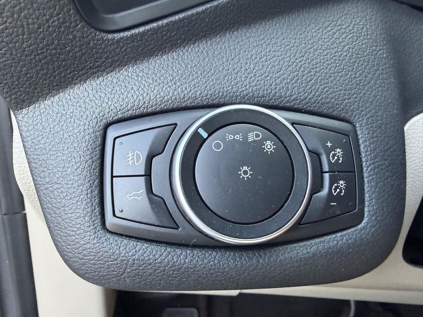 Used 2017 Ford Escape SE w/ Equipment Group 201A FWD image 12