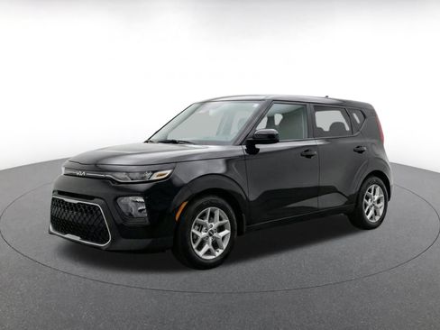 Used 2025 Kia Soul LX w/ LX Technology Package FWD image 3