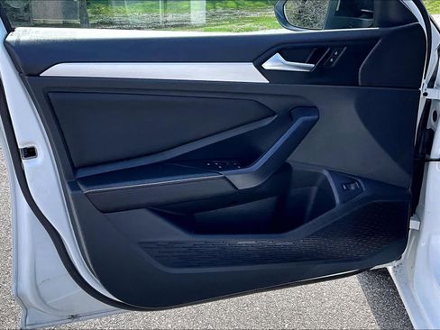 Used 2025 Volkswagen Jetta Sport image 9