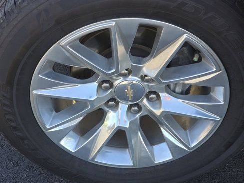 Used 2024 Chevrolet Suburban Premier image 31