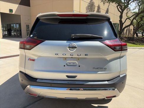 Used 2021 Nissan Rogue Platinum FWD image 3