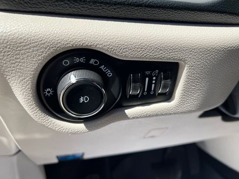 Used 2023 Chrysler Pacifica Touring-L FWD image 26