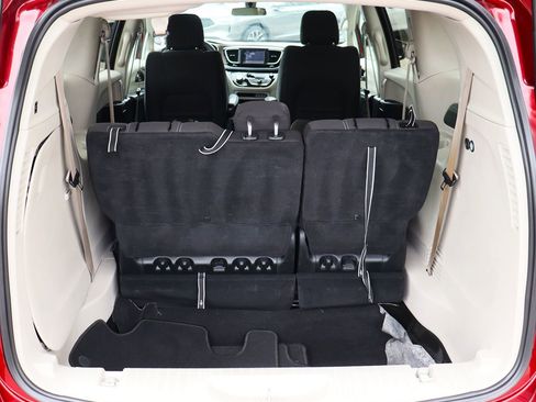 Used 2022 Chrysler Voyager LX image 23
