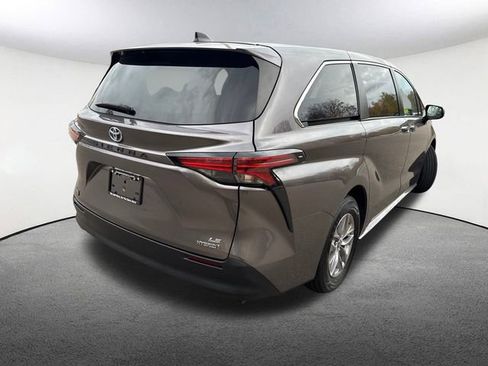 Used 2022 Toyota Sienna LE image 13