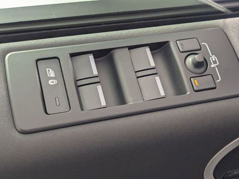 Used 2023 Land Rover Discovery S image 10