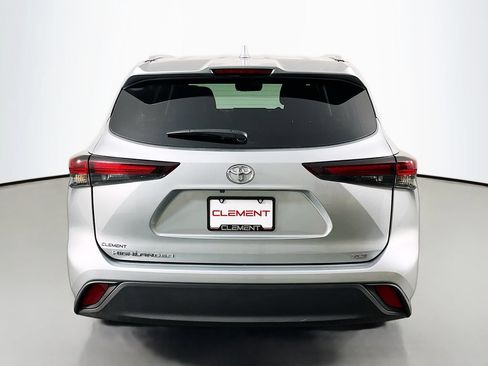Used 2025 Toyota Highlander XLE FWD image 8