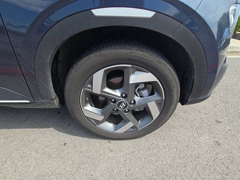 Used 2025 Hyundai Venue Limited FWD image 2