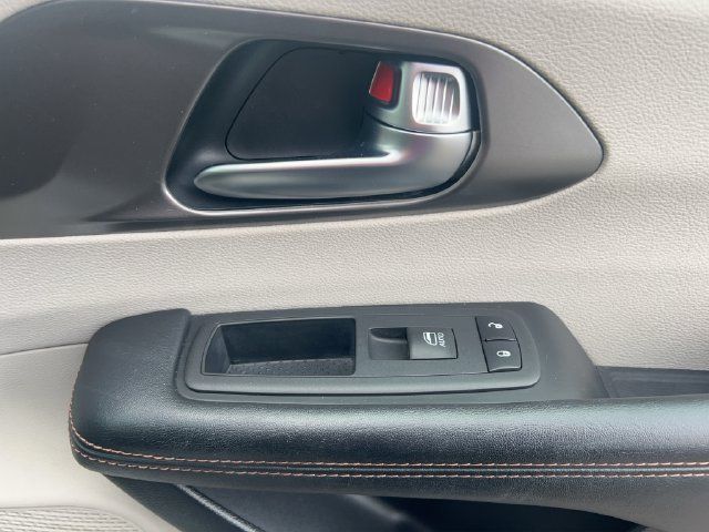 Used 2020 Chrysler Pacifica Touring-L FWD image 23