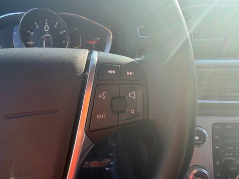 Used 2017 Volvo S60 T5 Inscription image 18