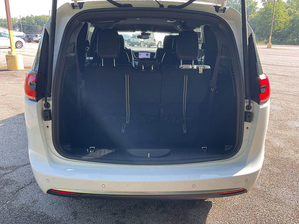 New 2027 Chrysler Pacifica Select FWD image 13
