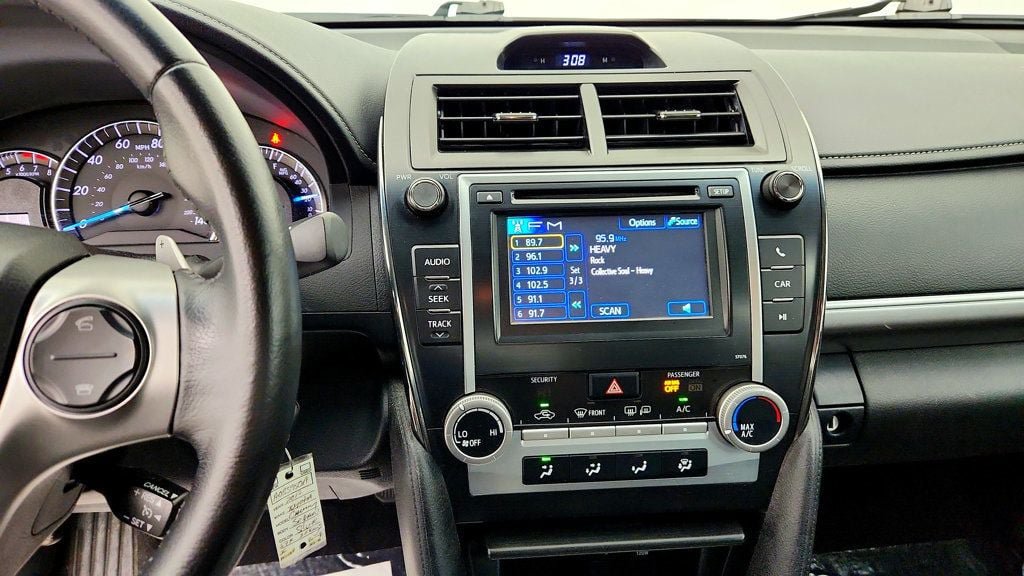 Used 2014 Toyota Camry SE FWD image 17