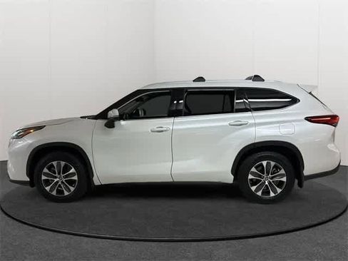 Used 2022 Toyota Highlander XLE image 3