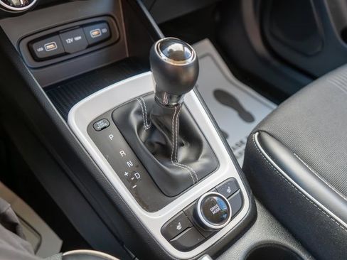 Used 2022 Hyundai Venue Limited image 30