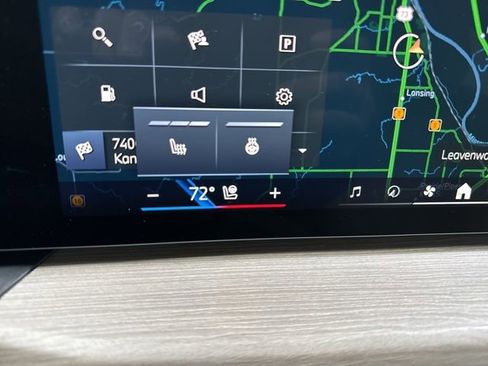 Used 2025 BMW 330i xDrive Sedan w/ Premium Package image 6