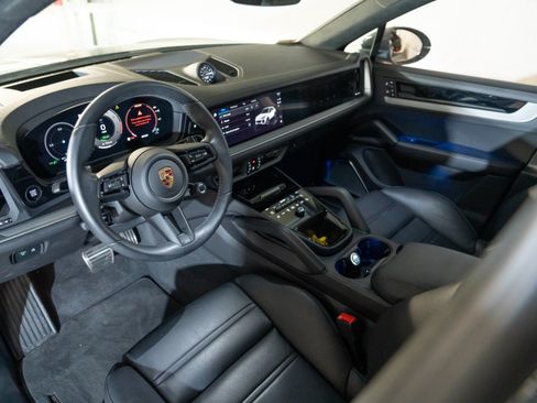 Certified 2024 Porsche Cayenne Turbo AWD/4WD image 4