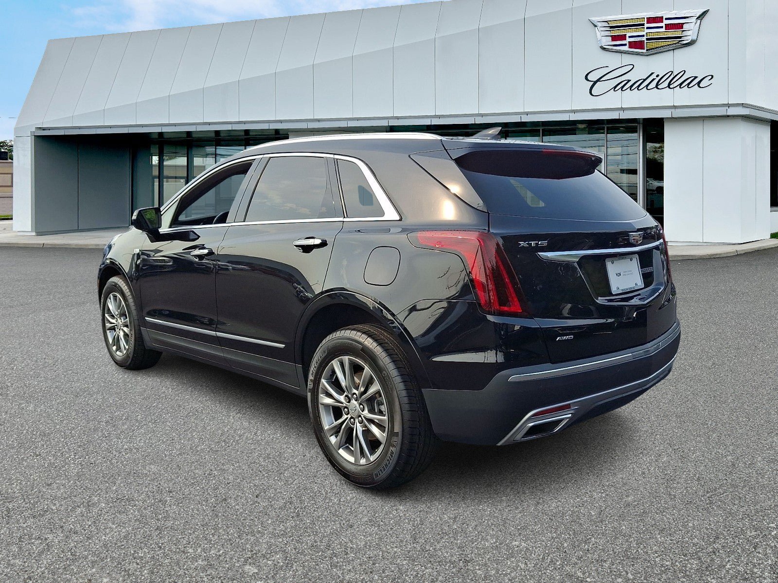 Certified 2023 Cadillac XT5 Premium Luxury AWD/4WD image 3
