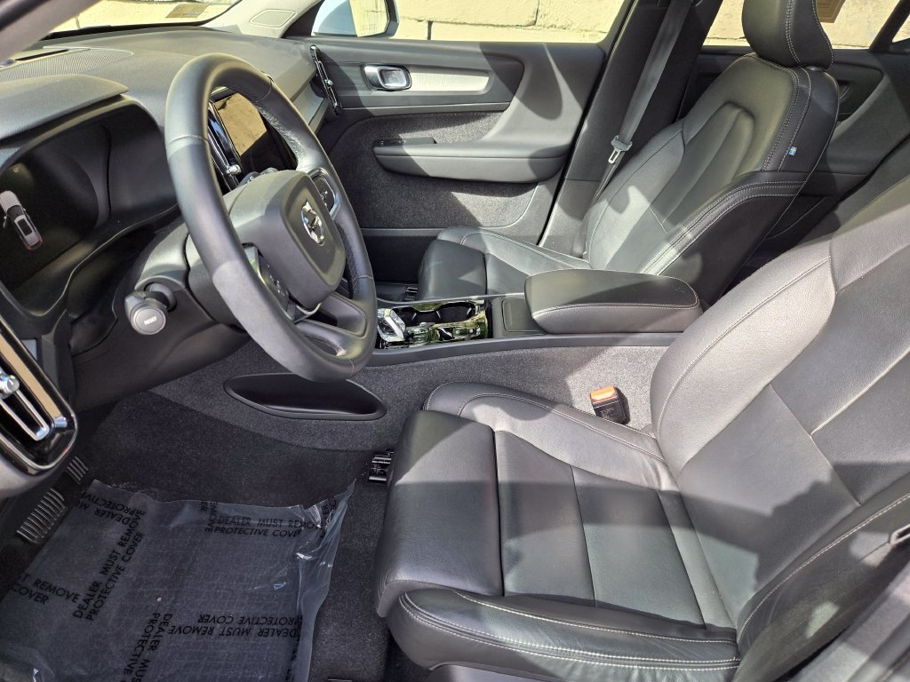 Used 2024 Volvo XC40 B5 Plus w/ Protection Package Premier AWD/4WD image 9