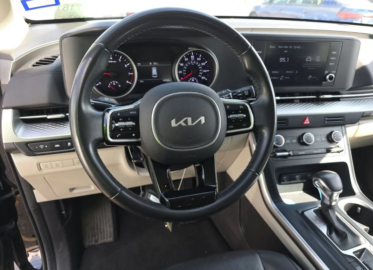 Used 2022 Kia Carnival LX FWD image 38