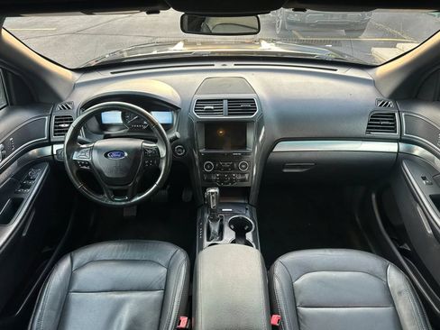 Used 2018 Ford Explorer XLT w/ Equipment Group 202A FWD image 18