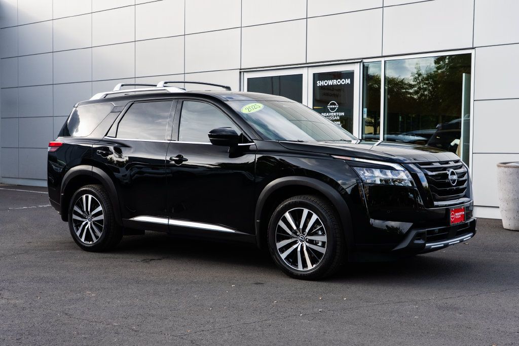 Used 2025 Nissan Pathfinder Platinum w/ Black Appearance Package AWD/4WD image 1