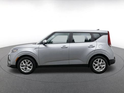 Used 2025 Kia Soul LX w/ LX Technology Package FWD image 4