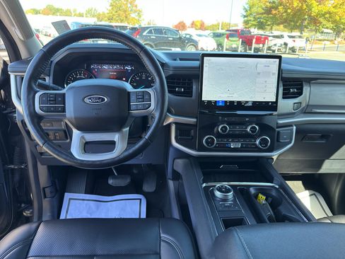 Used 2024 Ford Expedition XLT image 28