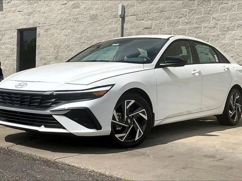 New 2025 Hyundai Elantra SEL image 2