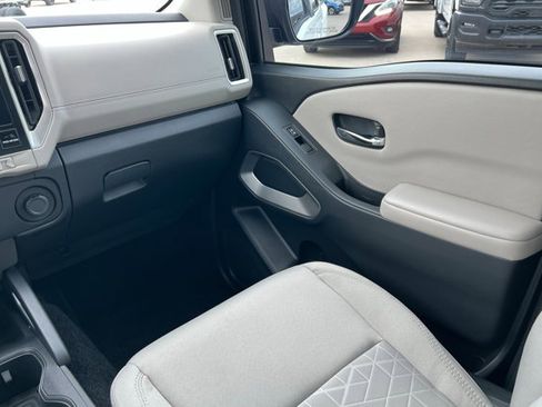 Certified 2025 Nissan Frontier SV image 10