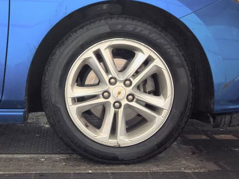 Used 2017 Chevrolet Cruze LT w/ Sun And Sound Package image 9