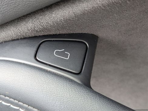 Used 2022 Tesla Model Y Long Range image 35