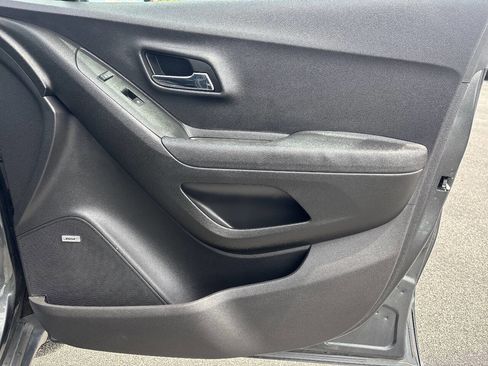 Used 2019 Chevrolet Trax LT w/ Sun & Sound Package FWD image 18